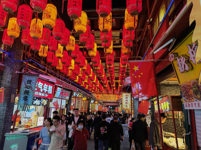 沈阳方城内的“美食胡同”。王文郁/摄