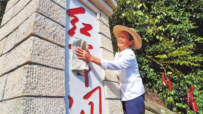 　　  每隔几天，张爱华老人就上山为“红军洞”纪念碑、烈士纪念碑“擦擦脸”、除除草。姜家辉 摄