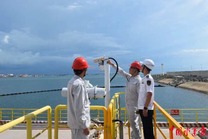 洋浦海事局联合系统建设单位查看摄像头布置情况。
