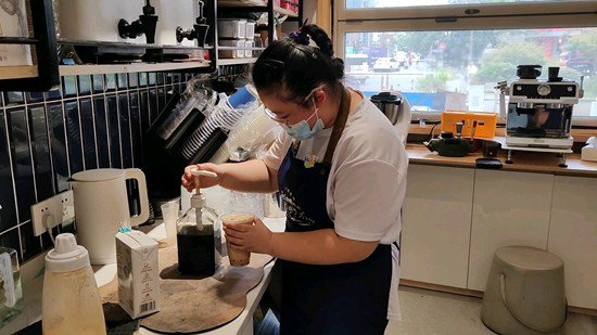     亦璇在制作奶茶。黄祯桢/摄