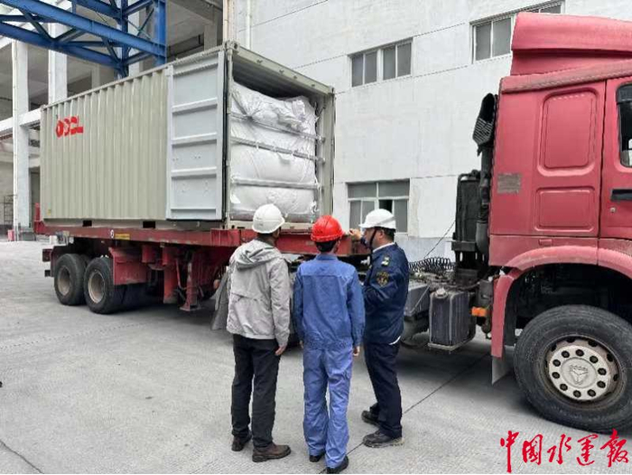 执法人员对企业货物性质进行检查确认。