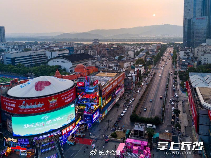 日落时分的人民西路。长沙晚报全媒体记者 郭雨滴 摄