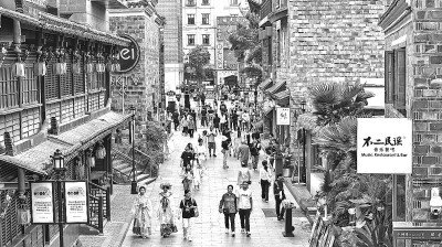     2024年“五一”假期，游客在万寿宫历史文化街区游玩。 马悦摄/光明图片