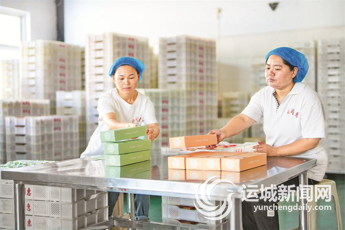 福同惠车间内，工人在包装点心。记者 陈方斌 摄