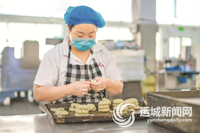福同惠车间内，工人在制作点心。记者 陈方斌 摄