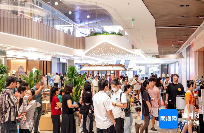 　　开业当天，商场人气火爆，消费活力满满。龙湖海南海口天街供图