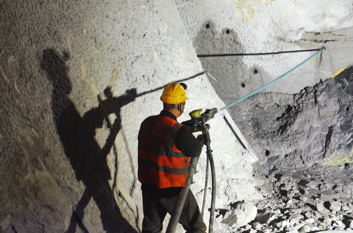 图为中铁二十局工人在兰永临高速公路辛家隧道进行下台阶开挖作业（许岗摄）