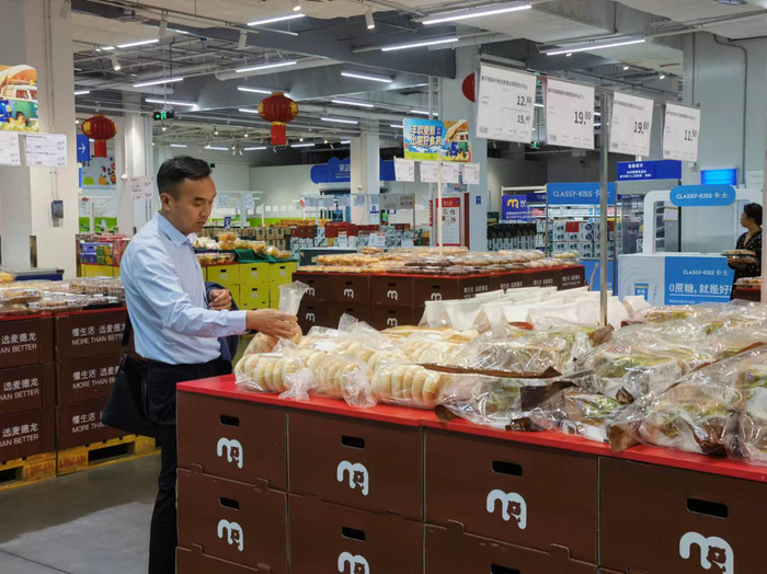 消费者在选购商品。