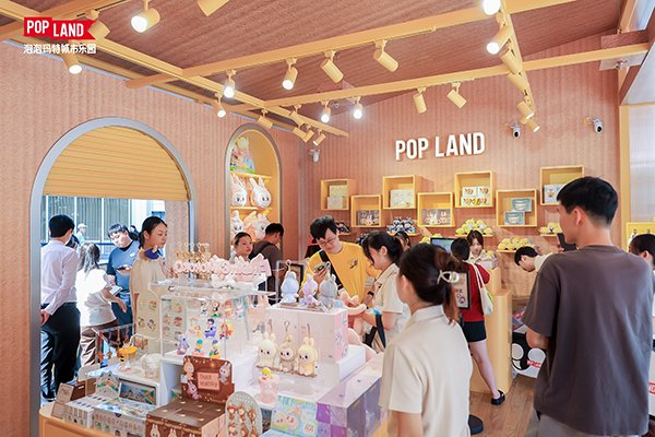 图说：泡泡玛特城市乐园首场主题快闪。