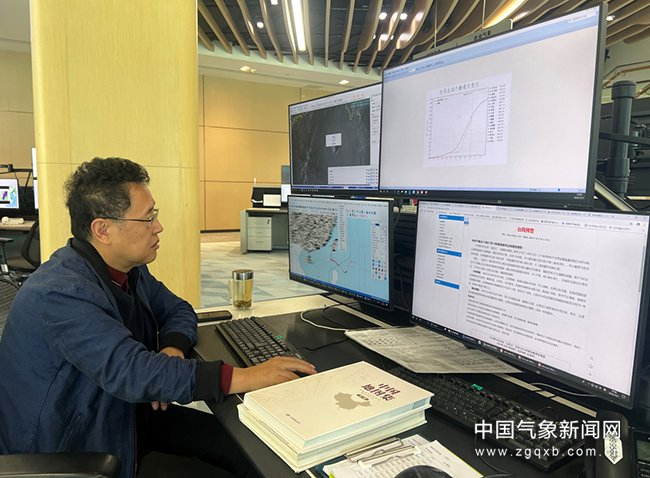 高拴柱正在制作服务材料 摄影：刘倩