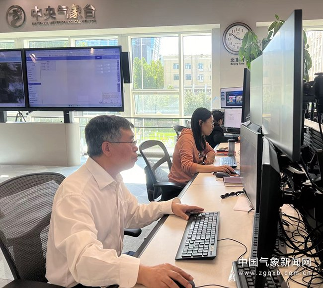 预报员们正在分析研判天气过程 摄影：刘倩