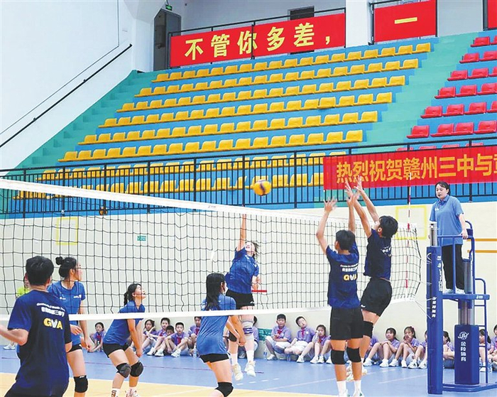 　　2023年赣三中、章贡区教育体育局体教融合（排球项目）校地合作签约仪式男女排球队对抗交流赛。赣三中（供图）