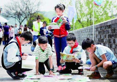 浙江省宁波市镇海区招宝山街道举办换书活动，小学生在换书阅读。 新华社发