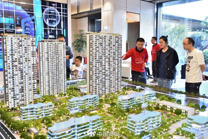 △山西太原一楼盘开盘，销售人员为客户推荐户型。（图片由CNSPHOTO提供）