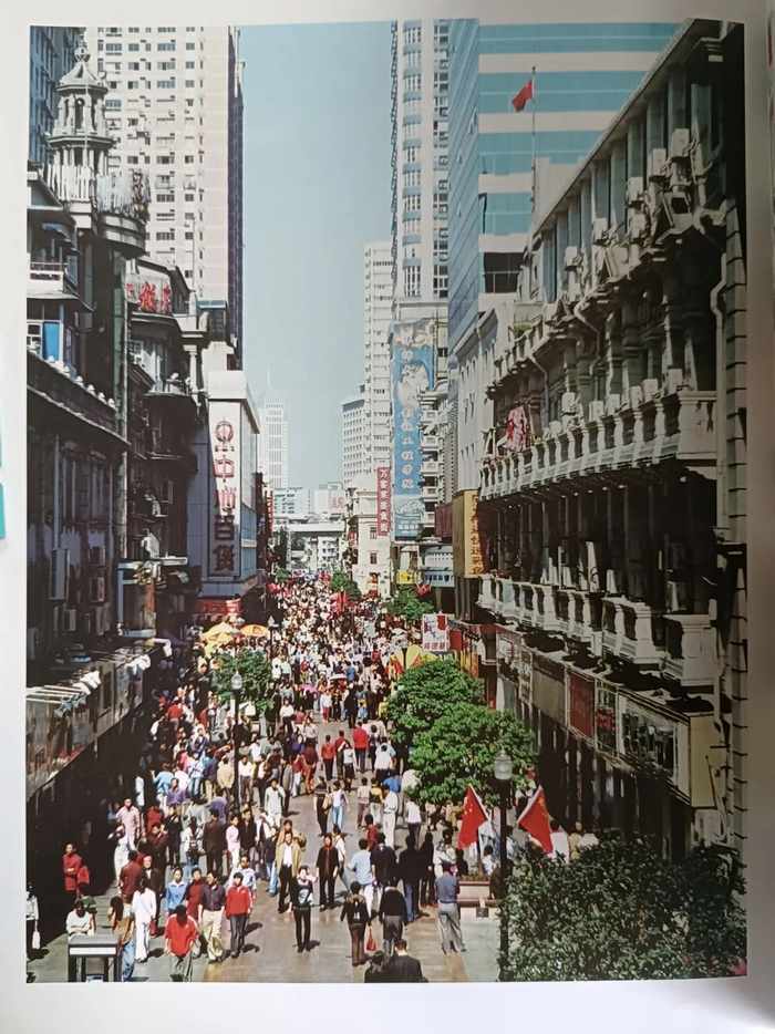 △2000年，十一黄金周期间，武汉江汉路的游人如织（李亚军 摄）