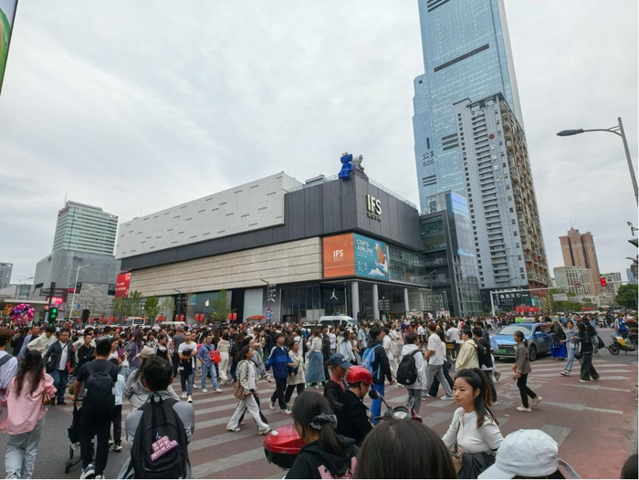 长沙黄兴路步行街十字路口（财联社记者摄）