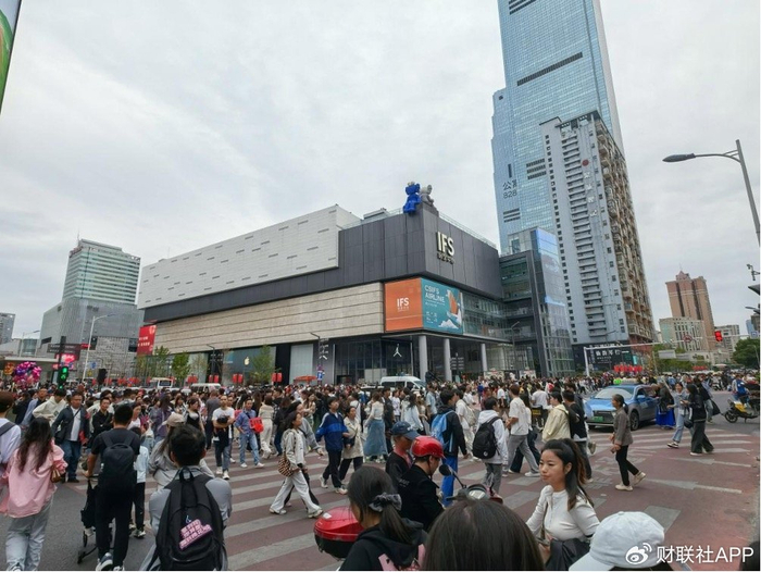 长沙黄兴路步行街十字路口（财联社记者摄）