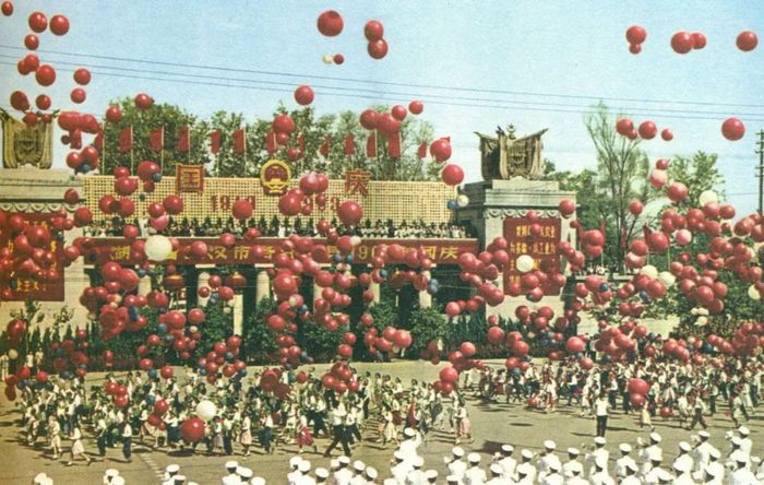 △1963年，武汉人民在恢复生活水平的欢乐中迎来了国庆节。