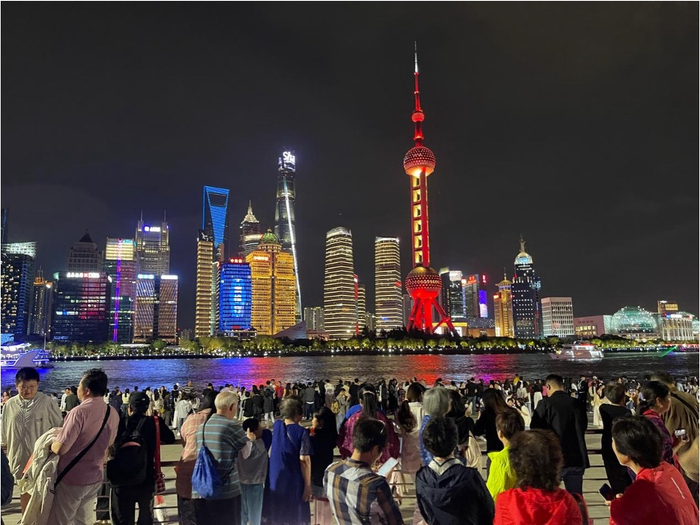 北外滩滨江绿地，不少游客正打卡（财联社记者摄）