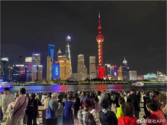 北外滩滨江绿地，不少游客正打卡（财联社记者摄）