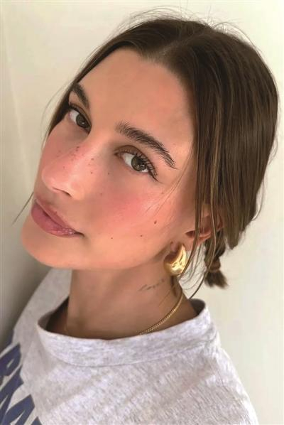 假期出行，自然元气感妆容最适宜。