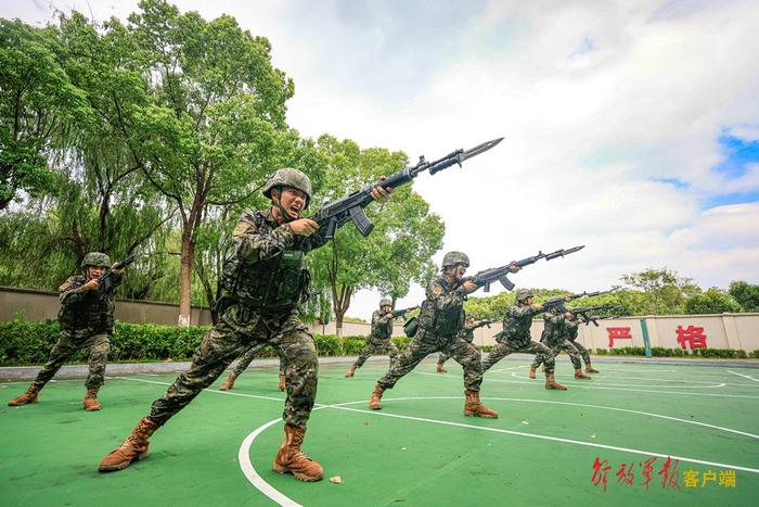 中队官兵进行刺杀训练。