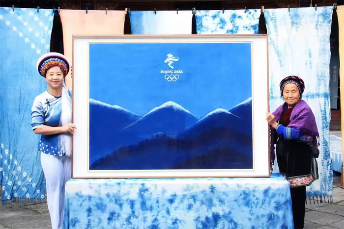 冬奥会颁奖元素以冬奥会色彩系统中的“天霁蓝”为主体颜色，呈现“晕染”的东方美学意境。大理州融媒体中心 供图