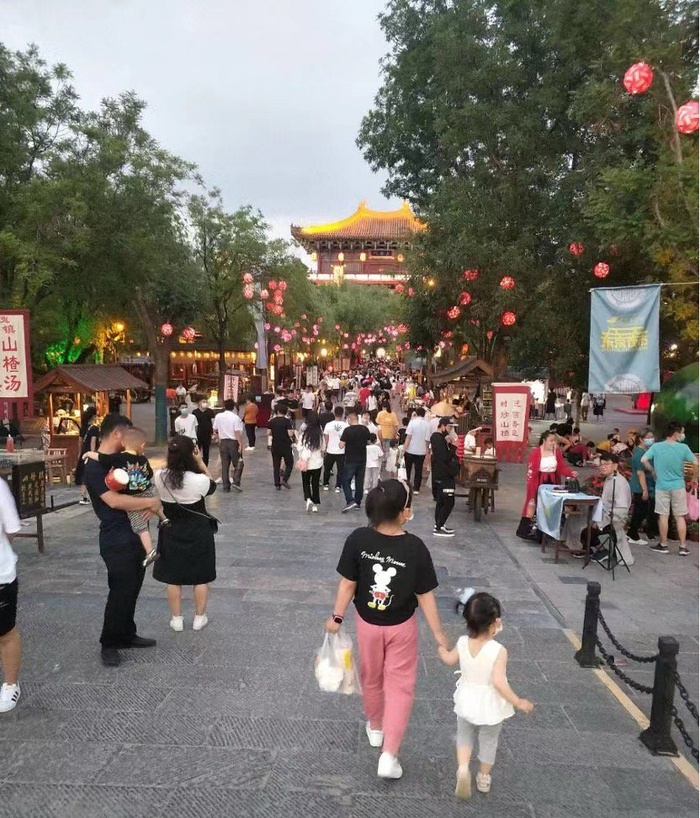 10月1日的清明上河园（财联社记者摄）