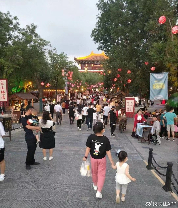 10月1日的清明上河园（财联社记者摄）