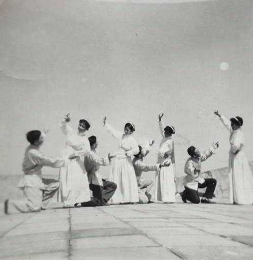 △1964年，国庆十五周年，民族舞演员在武汉设计院摆起了舞姿。