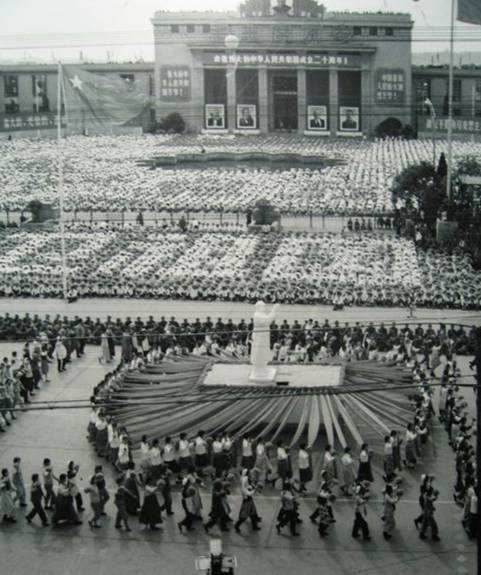 △1969年，建国20周年，湖北各民族身穿节日盛装，载歌载舞。