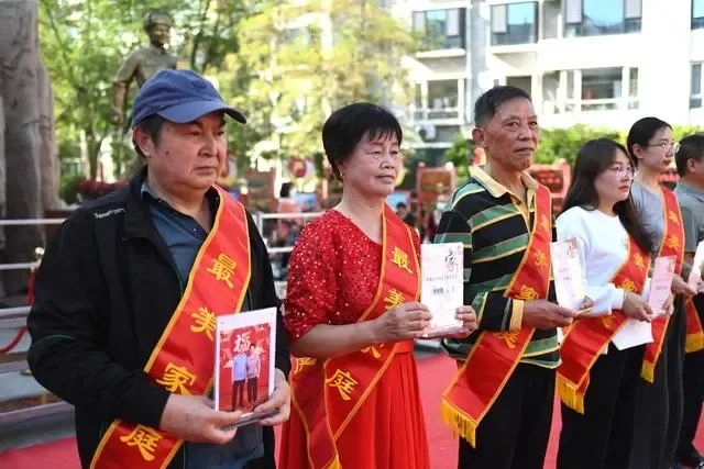 　　▲9月25日，宁夏银川市长城花园社区，居民领取社区“最美家庭”奖。