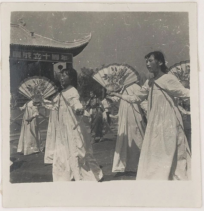 △1959年，黄石市国庆游行队伍中的文艺表演（黄石市档案馆藏）