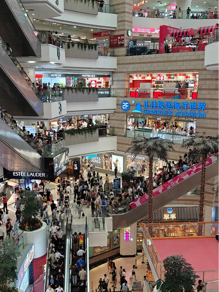 10月1日正佳广场客流情况（财联社记者摄）