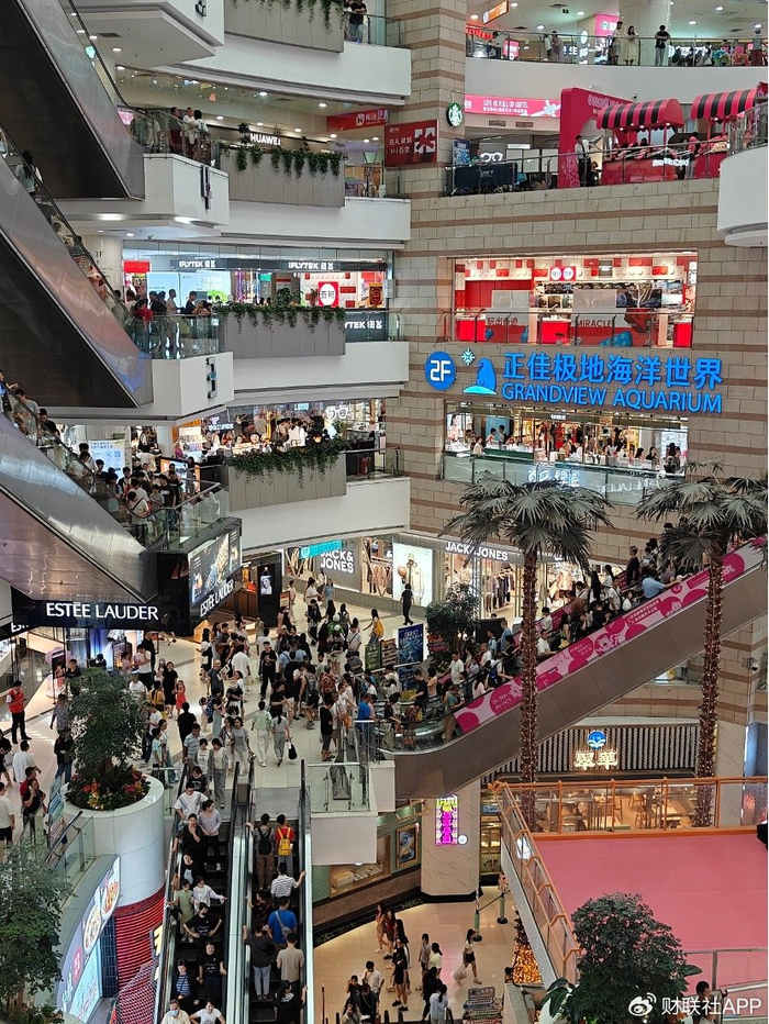 10月1日正佳广场客流情况（财联社记者摄）