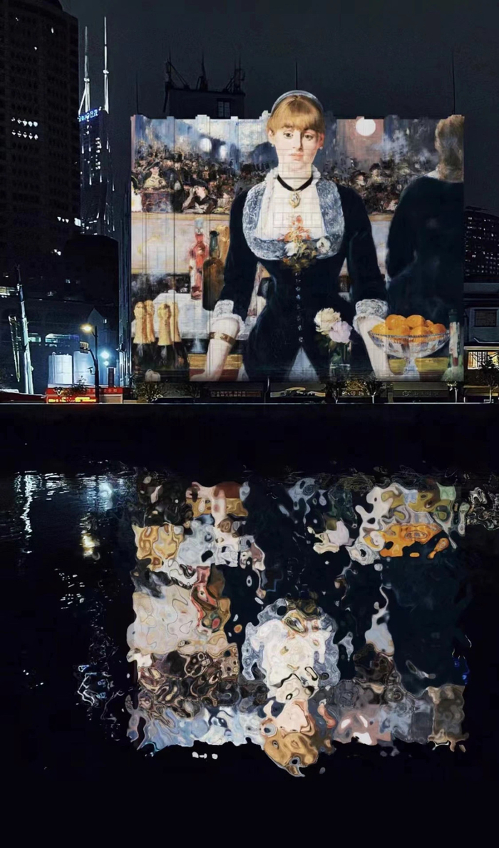 浙江路桥附近，诸多名画作品投影于苏州河畔的建筑上。上海静安 图