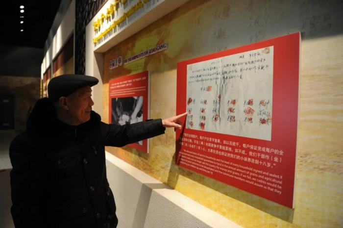 图片严金昌回忆“大包干”契约按下红手印时的场景。中新社记者 韩苏原 摄