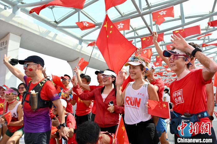 10月1日上午，香港有市民穿上鲜艳服装，在香港中环街头挥动国旗庆祝中华人民共和国成立75周年。　中新网记者 李志华 摄