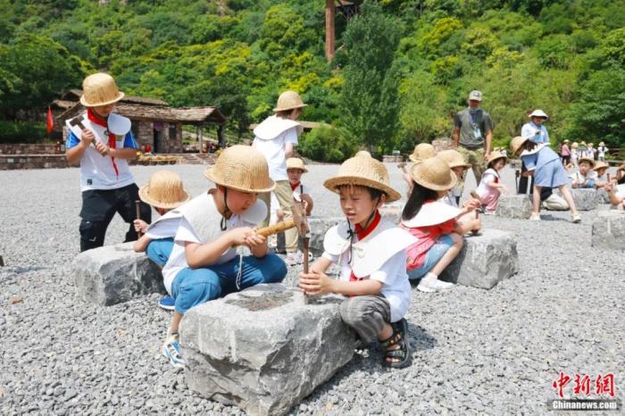 学生在体验红旗渠的修渠过程。红旗渠景区供图