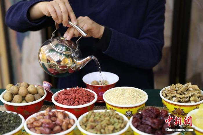 　　图为茶艺师正在展示八宝茶泡制过程。中新社记者 于晶 摄