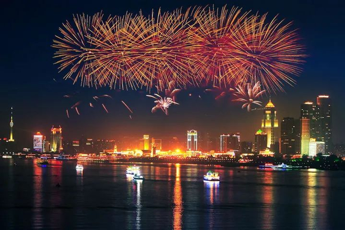 △2008年国庆，武汉江面的焰火。