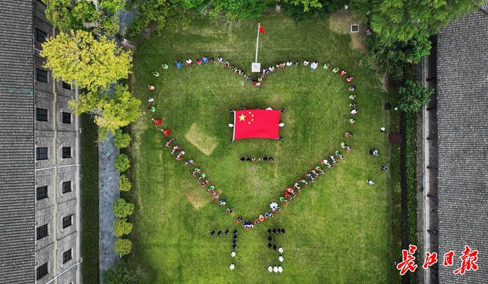 10月1日,在武昌农民运动讲习所旧址，学生聚成爱心形状，国旗护卫队摆成“75”字样为祖国庆生。记者何晓刚 摄