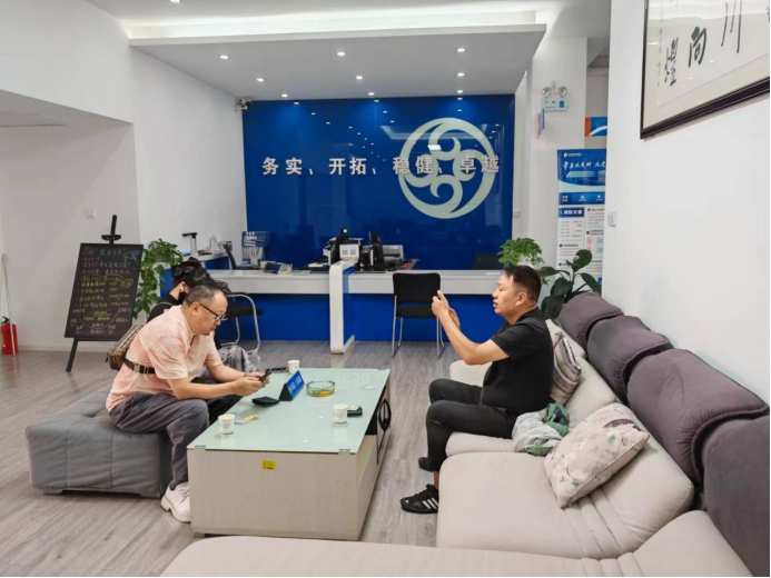 海通证券云南大理榆华路营业部为客户进行现场服务。