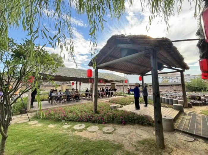 图片小岗村“当年农家”的非遗文化大舞台。中新社记者 赵强 摄