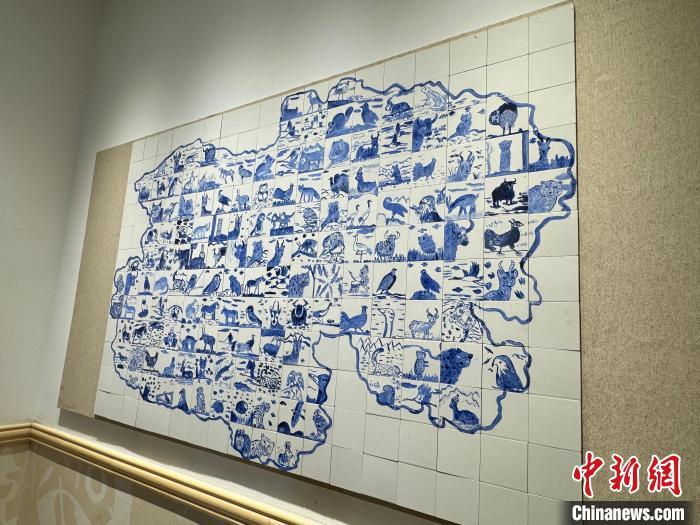 图为西关街小学教学楼走廊内师生创作的“手绘青海地图”瓷板画。潘雨洁 摄