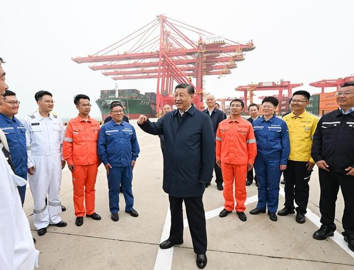 △2024年5月22日,习近平总书记在山东日照港亲切慰问港口科技工作者、运营人员、航运人员。