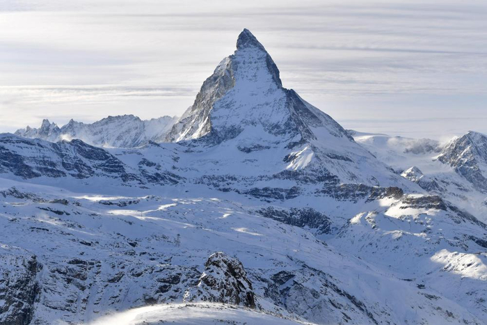 这是2023年12月10日在瑞士采尔马特拍摄的马特洪峰。新华社记者连漪摄