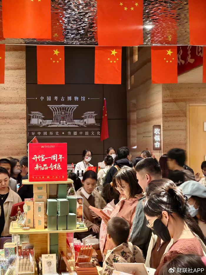 中国考古博物馆内，游客被文创产品所吸引（财联社记者摄）