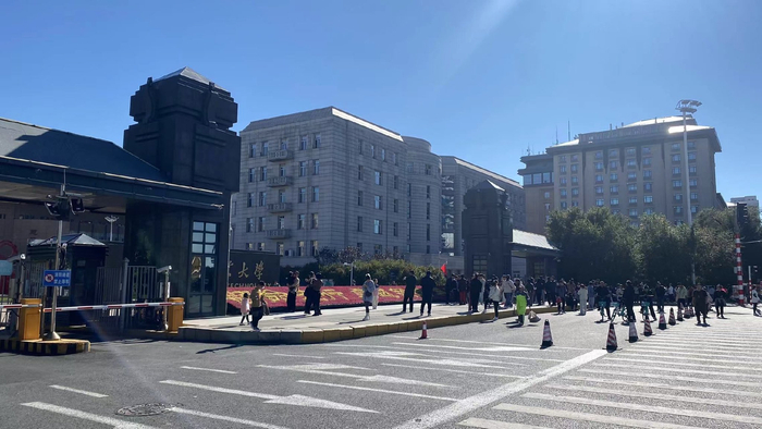 哈尔滨工业大学校门前挤满了拍照的游客 时代周报 李杭/摄