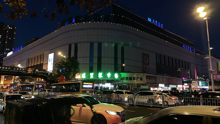 “网红打卡地”道理菜市场前拥挤的车流 时代周报 李杭/摄